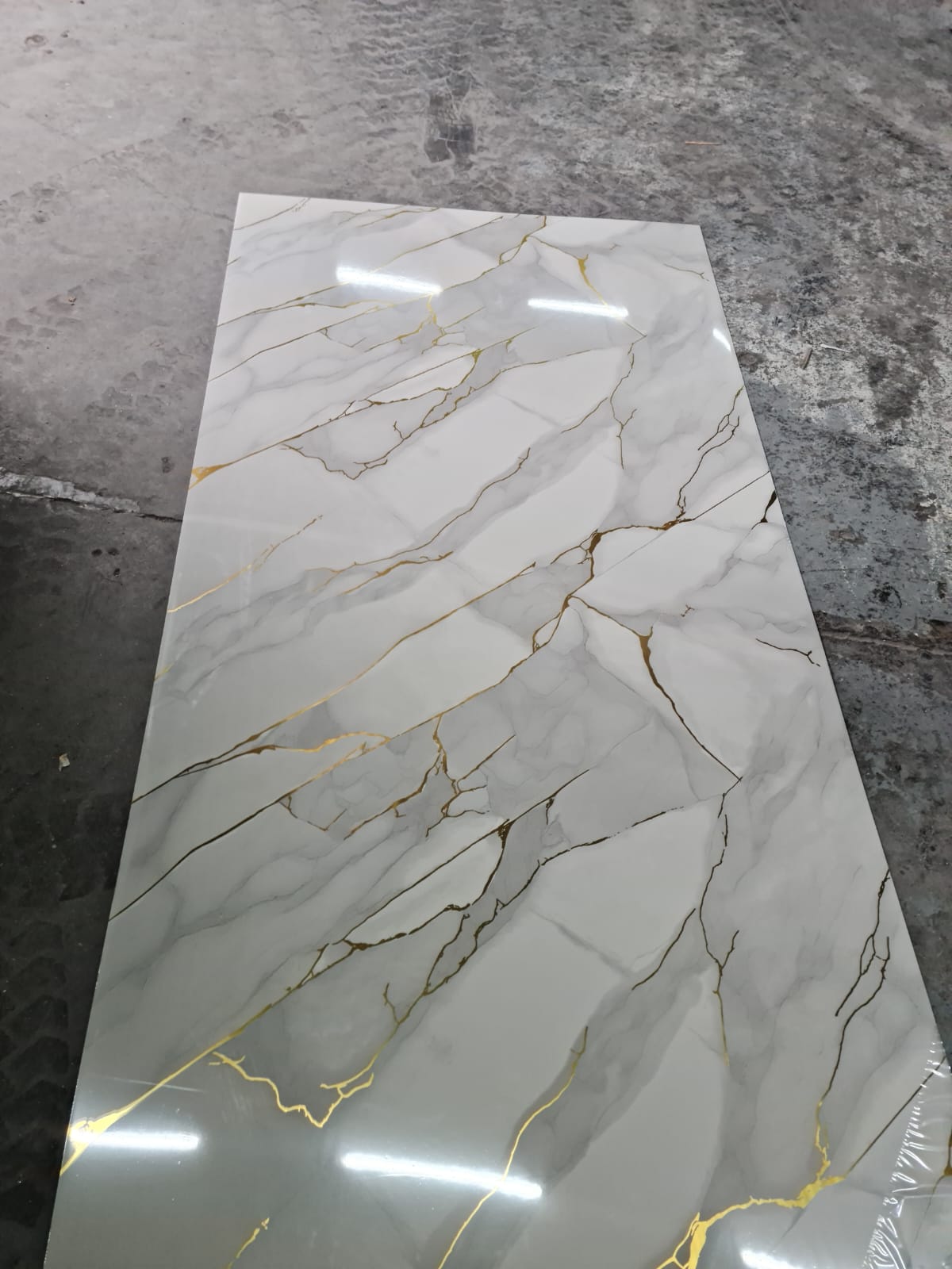 PVC-Paneel Golden Rock 280×122 – Luxuriöse Marmoroptik mit Goldakzenten