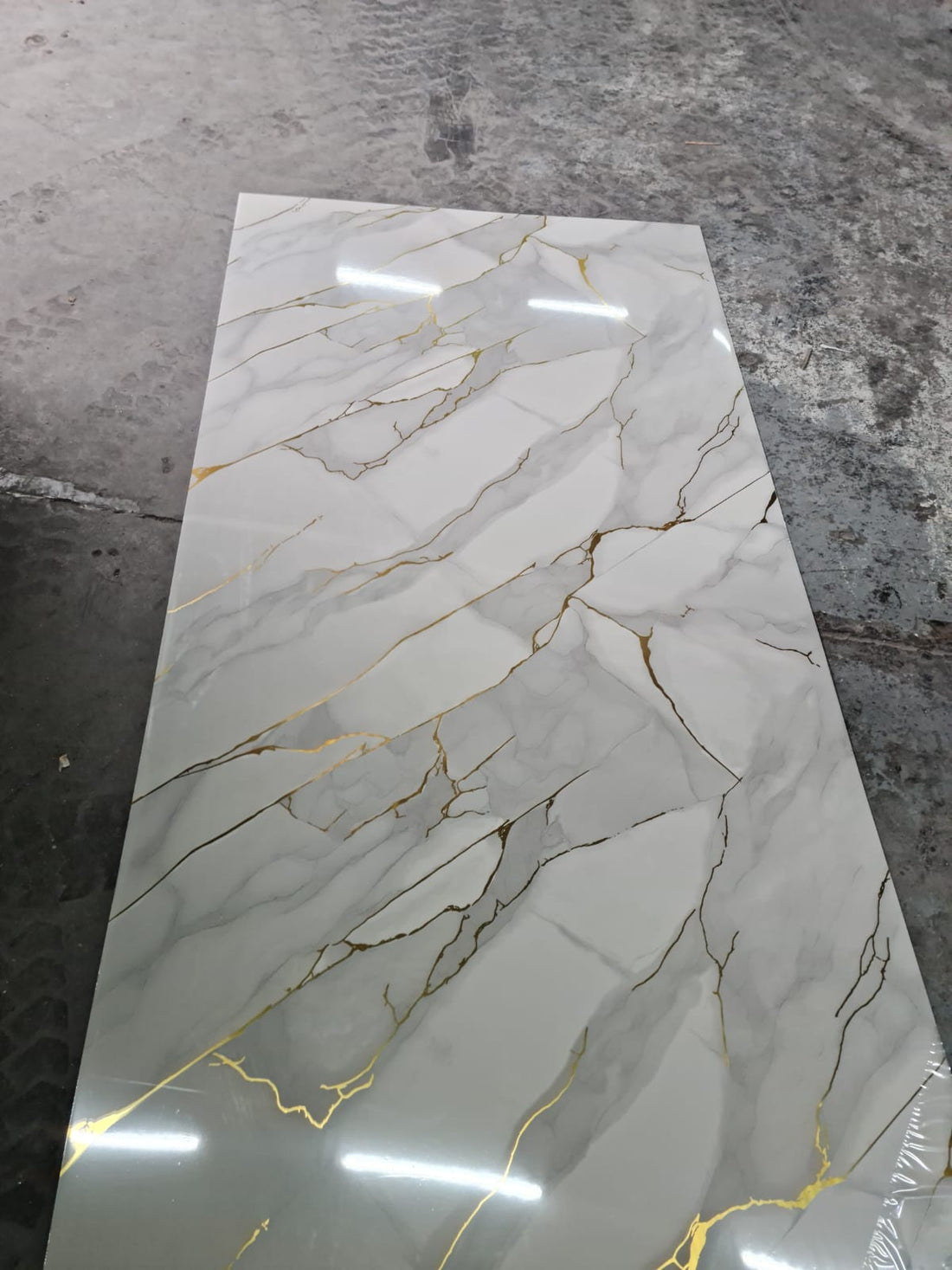 PVC-Paneel Golden Rock 280×122 – Luxuriöse Marmoroptik mit Goldakzenten