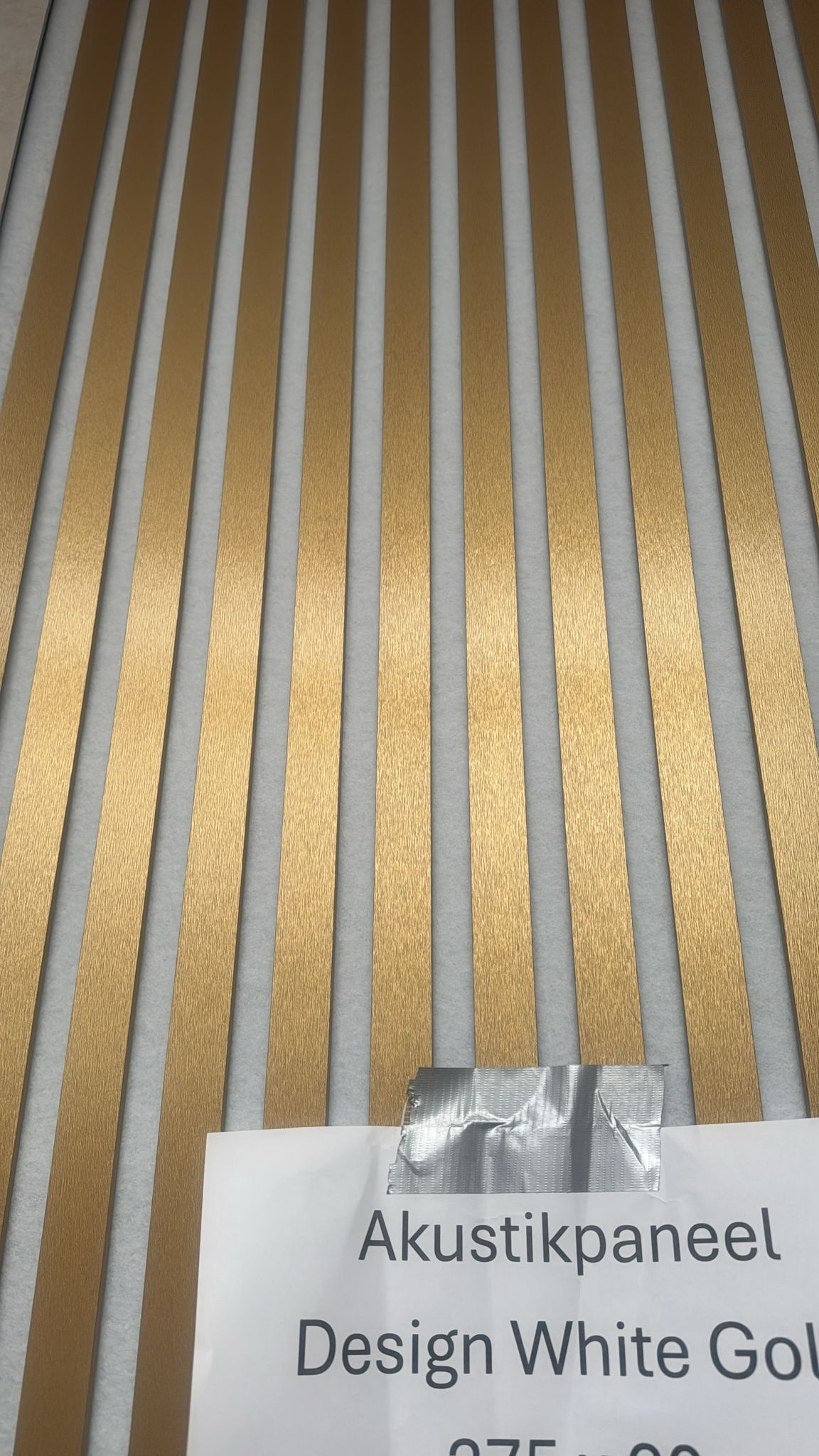 Akustikpaneel White Gold 275 × 60 – Premium Wandpaneel in Weiß-Gold Akustikdesign